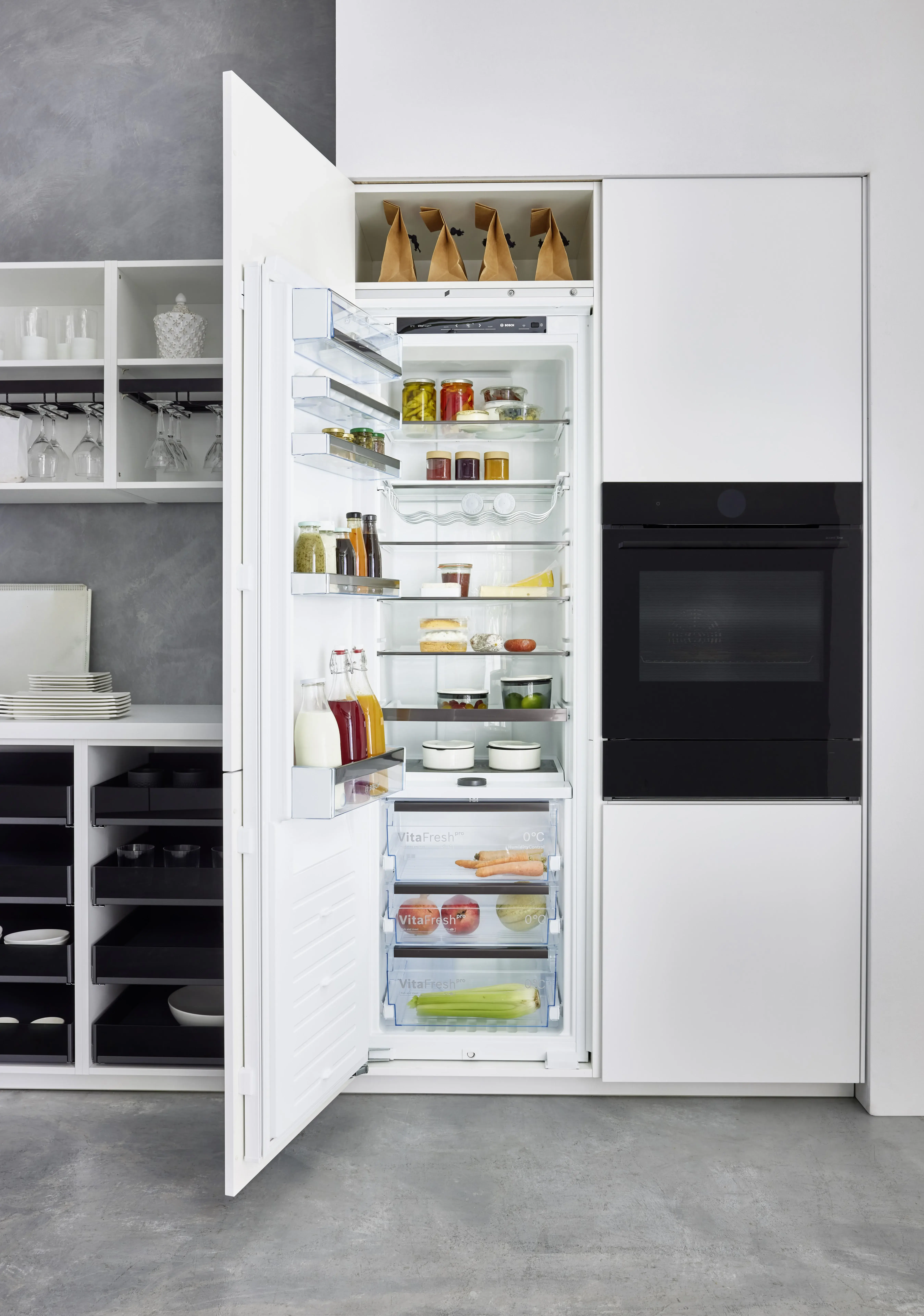 NOBILIA Alpinweiß mit Bosch Geräten - Fokus auf Kühlschrank, weiß, neben Backofen schwarz