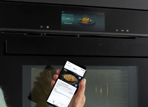 SIEMENS_iQ700_Gerichterkennung_HomeConnect Smartphone in der Hand Steuerung